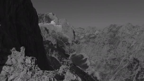 Uma Vista Aérea Tons Cinza Das Montanhas Zugspitze Alemanha — Vídeo de Stock