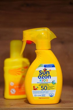 Güneş Ozon marka bir güneş kreminin plastik şişedeki dikey görüntüsü..