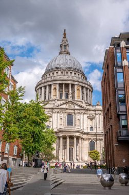 Londra, İngiltere - 25 Ağustos 2022: Londra 'daki güzel Aziz Paul Katedrali.
