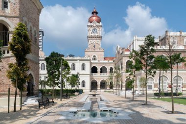 Sultan Abdul Samad 'ın güzel manzarası. Bahçesinde bir havuzu ve ağaçları olan bir bina.
