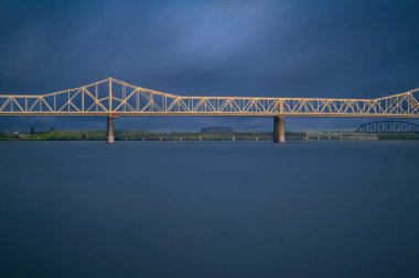 Louisville, Kentucky 'deki ikinci cadde köprüsünün uzun pozu..