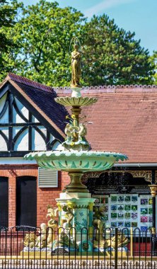 Güney Galler 'deki Aberdare Parkı' nda süslü bir çeşmenin dikey çekimi.