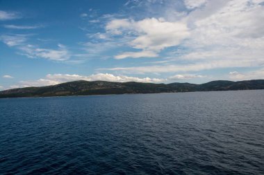 Amaliapoli 'den Yunanistan' daki Skiathos adalarına giderken mavi denizin güzel bir görüntüsü.
