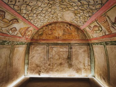 Eski bir katedralin içinde.