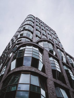 New York 'taki yüksek gökdelenlerin dikey alçak açılı görüntüsü.