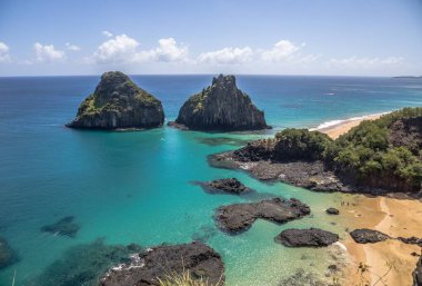 İki Kardeş Kayası 'nın manzarası. Fernando de Noronha, Pernambuco, Brezilya.