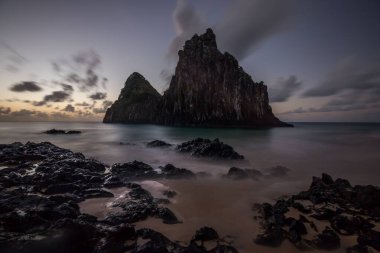 İki Kardeş Kayası 'nın manzarası. Cacimba do Padre, Fernando de Noronha, Pernambuco, Brezilya.