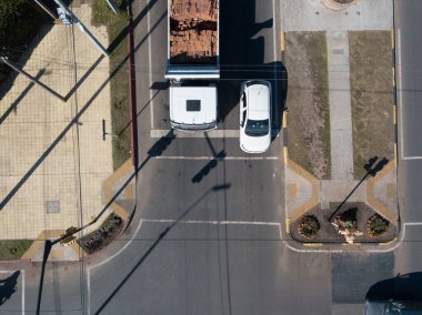 Bir kamyonun ve yolda bir arabanın havadan görüntüsü.