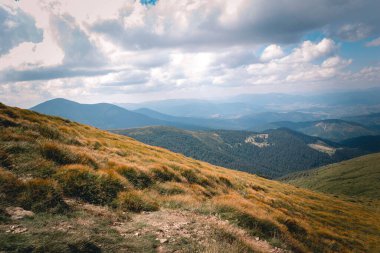 Gündüz vakti Karpat Dağları 'ndaki Hoverla Dağı' nın güzel bir görüntüsü.