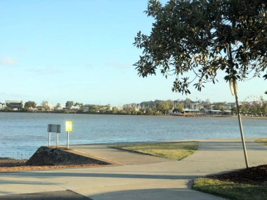 Gölün kıyısında bir park