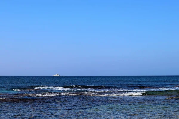 Una Barca Bianca Che Naviga All Orizzonte Nel Tranquillo Mare — Foto Stock