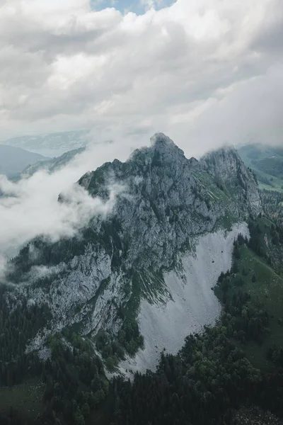 Drone Verticale Montagna Cielo Nuvoloso — Foto Stock