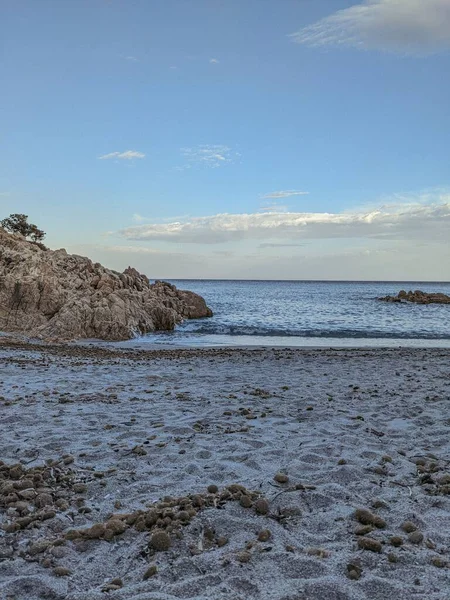 Vertical Shot Sandy Beach Rocky Cliff Front Blue Wavy Sea — Stock Photo, Image