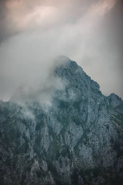 Une Belle Vue Sur Une Énorme Montagne Avec Des Nuages — Photo