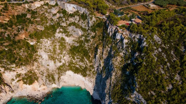 Ένα Drone Shot Από Βράχια Νησί Και Ένα Τυρκουάζ Νερό — Φωτογραφία Αρχείου
