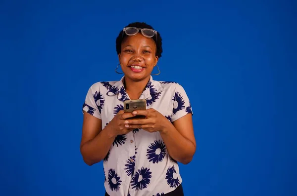 Uma Mulher Negra Sorrindo Sobre Que Viu Seu Smartphone — Fotografia de Stock