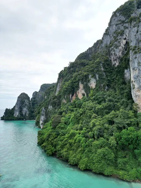 Tayland Phucket Bölgesindeki Yeşil Kaplı Kayalık Bir Tepenin Dikey Görüntüsü — Stok fotoğraf