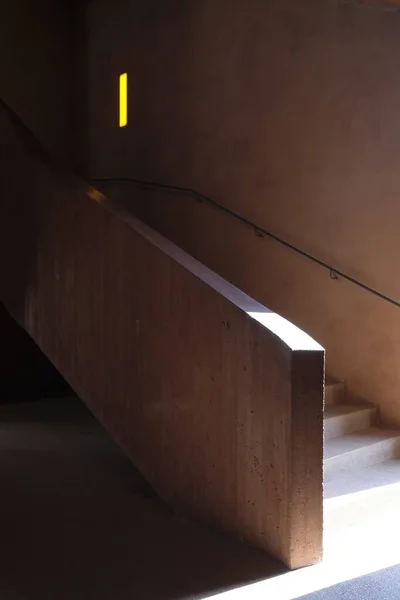 Une Vue Des Escaliers Intérieur Bâtiment Avec Des Murs Blancs — Photo