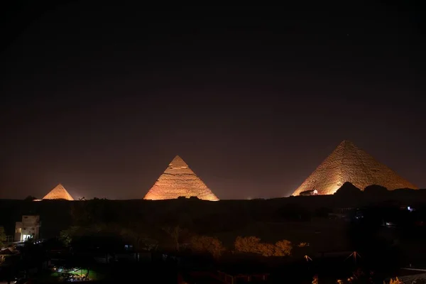 Mısır Aydınlatılmış Giza Piramitleri Manzarası — Stok fotoğraf