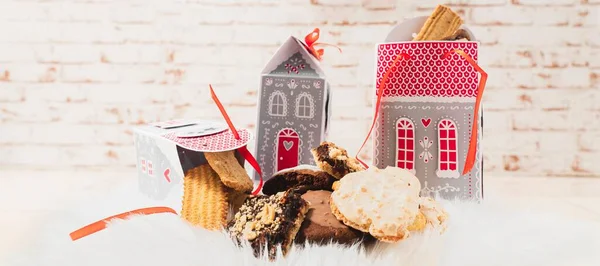 Zelfgemaakte Kerstkoekjes Stijlvol Duurzaam Verpakt Kartonnen Dozen Vorm Van Huizen — Stockfoto