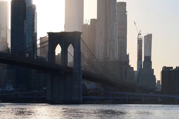 迷人的曼哈顿大桥在大海的前面 背景是美丽的现代摩天大楼 — 图库照片