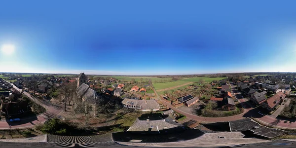 荷兰农村有教堂塔和农场的小镇Geesteren的等长投影360度全景 — 图库照片