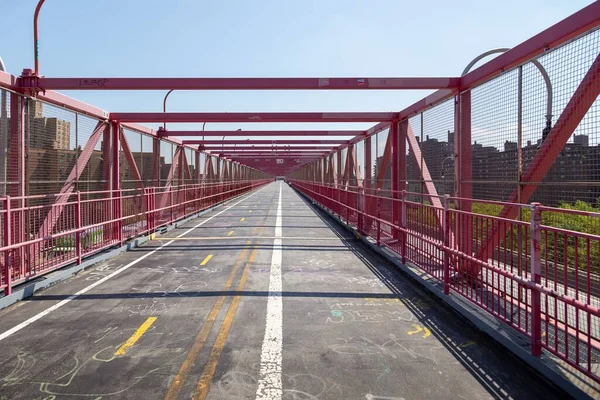ニューヨーク市のウィリアムズバーグ橋のサイクリングと歩行者用セクションの写真 — ストック写真