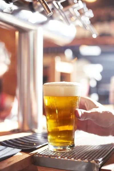 Die Vertikale Ansicht Einer Hand Die Ein Glas Craft Beer — Stockfoto
