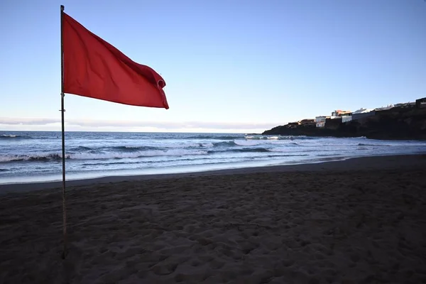 Akşamları Deniz Manzaralı Sahilde Kırmızı Bir Bayrak — Stok fotoğraf