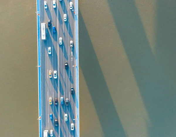 Stad Auto Bewegen Snelweg Brug Achtergrond Zonnige Rivier Oppervlak Drone — Stockfoto