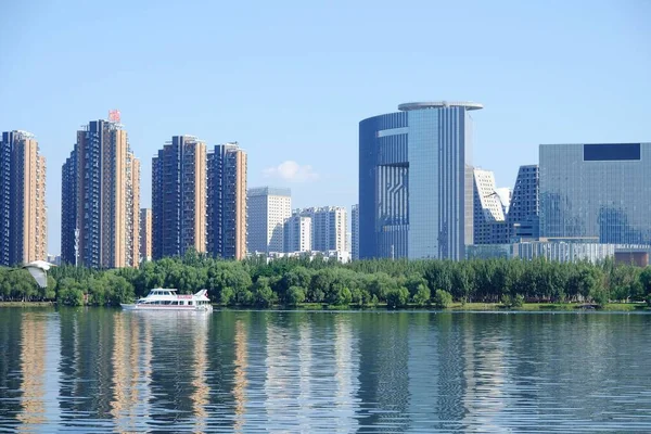 Niski Kąt Widzenia Nowoczesnych Budynków Pobliżu Rzeki Wulihe Shenyang Chiny — Zdjęcie stockowe