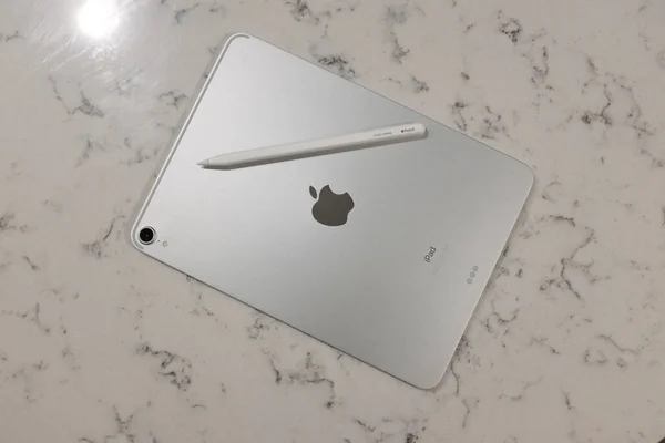 Back Silver Ipad Pro White Apple Pencil White Marble Countertop — Stock Photo, Image
