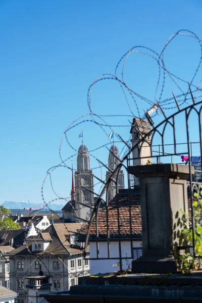 通过金属门上带刺铁丝网的格罗斯曼斯特教堂的景象 瑞士苏黎世 — 图库照片
