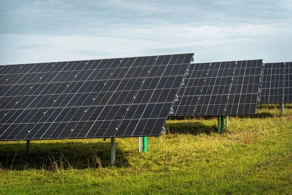 Panely Solárního Systému Velké Fotovoltaické Elektrárně Zeleném Poli — Stock fotografie