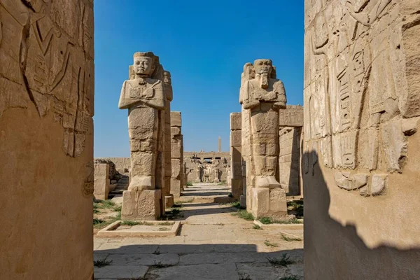 이집트 룩소르의 배경에 카르나크 신전의 조각상들 — 스톡 사진