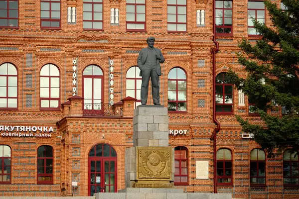 Primer Plano Una Antigua Estatua Cerca Los Edificios Jabárovsk Rusia —  Fotos de Stock
