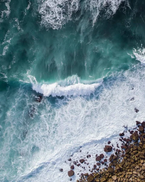 Una Toma Aérea Vertical Las Olas Mar Azul Profundo —  Fotos de Stock