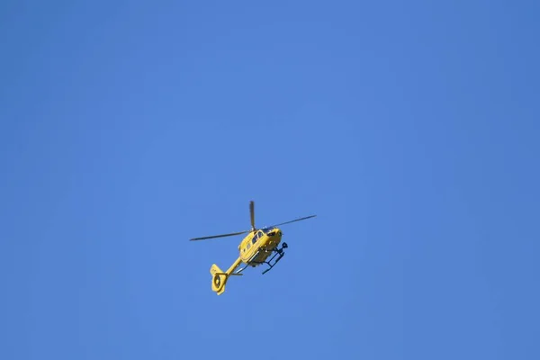 Egy Helikopter Repül Kék Égen — Stock Fotó