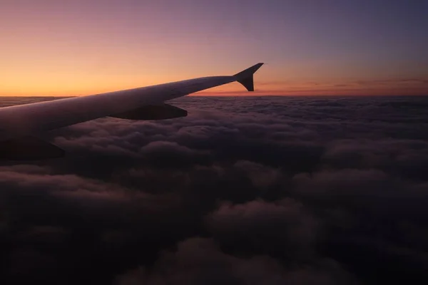 Piękny Widok Skrzydła Samolotu Podczas Zachodu Słońca — Zdjęcie stockowe