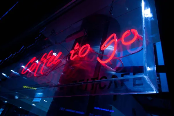 Czerwony Neon Kawa Wynos Znak Niebieskim Podświetlanym Szkle — Zdjęcie stockowe