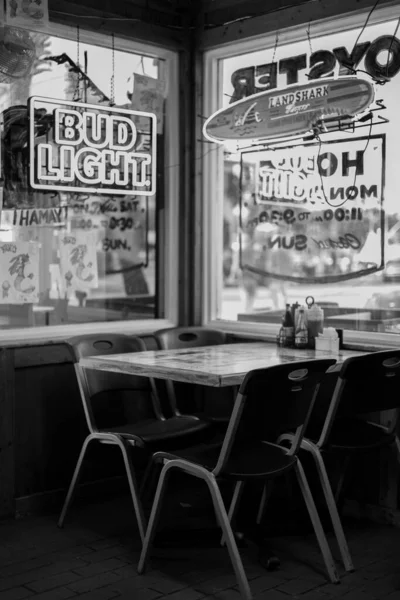 佛罗里达州巴拿马城一家海鲜餐馆一张桌子的灰度照片 — 图库照片