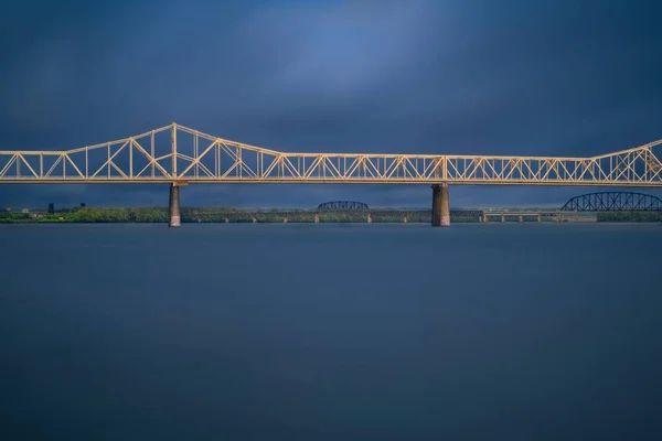 Długa Ekspozycja Żółty Most Drugiej Ulicy Louisville Kentucky — Zdjęcie stockowe