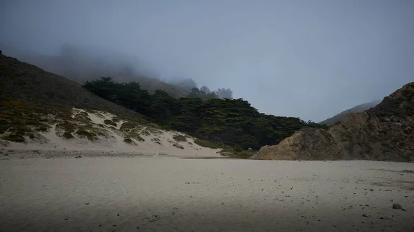 Nebelschwaden Über Einer Meeresküste — Stockfoto