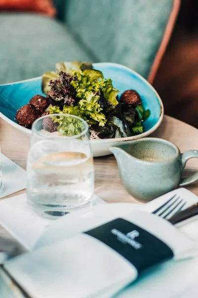 美しく盛り付けられたテーブルの垂直ショット新鮮なサラダ — ストック写真