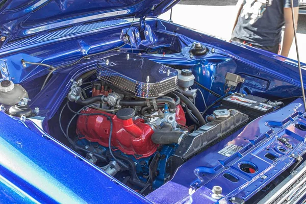 Motor Veteránského Forda Taunuse Metrů Roku 1969 Venku Denního Světla — Stock fotografie