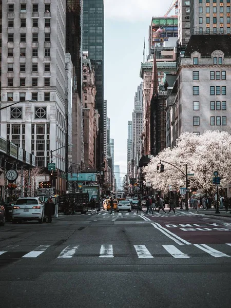 纽约建筑物之间街道的垂直截图 — 图库照片