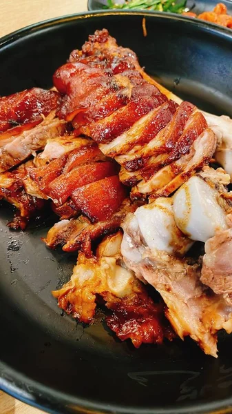 フライパンで焼いた肉の塊 — ストック写真