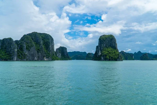 Belle Formazioni Rocciose Con Vista Sul Paesaggio Long Bay Vietnam — Foto Stock