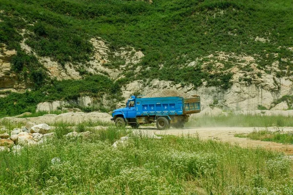 Camión Montando Las Montañas — Foto de Stock