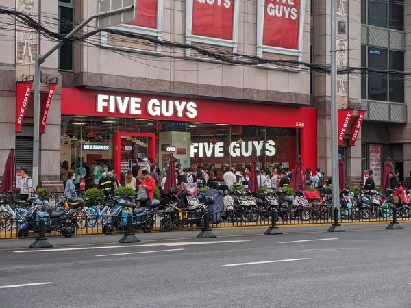 Multitud Las Bicicletas Frente Restaurante Shanghai Five Guys Huaihai Road —  Fotos de Stock